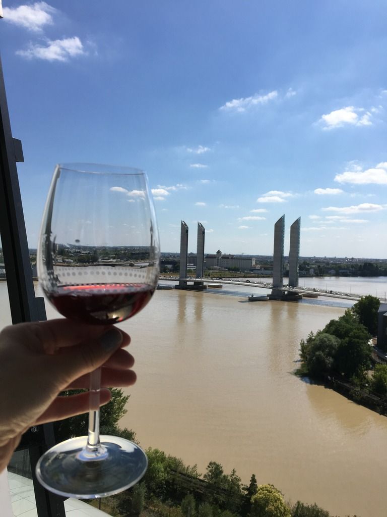 Uitzicht op Bordeaux vanuit het Belvedere in het wijnmuseum